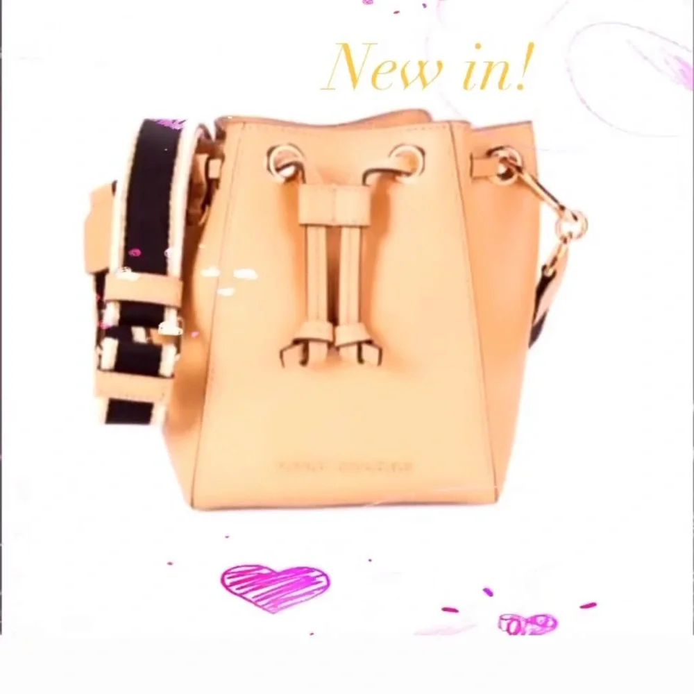✨Host Pick✨Marc Jacobs Tan Bucket Bag with Black & Gold Shimmer Strap - Picture 1 of 7